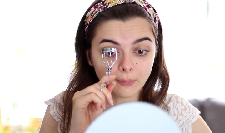 how to look good without makeup, Curling lashes