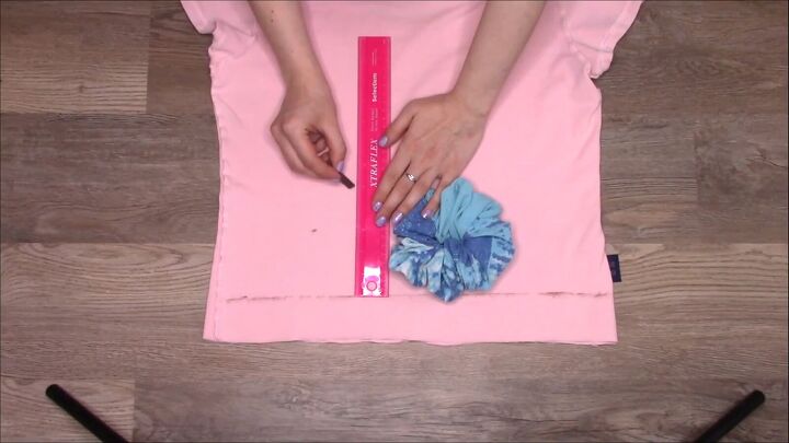 upcycle t shirt ideas, Marking fabric