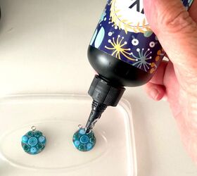 how to create unique jewellery using resin, Squeeze resin