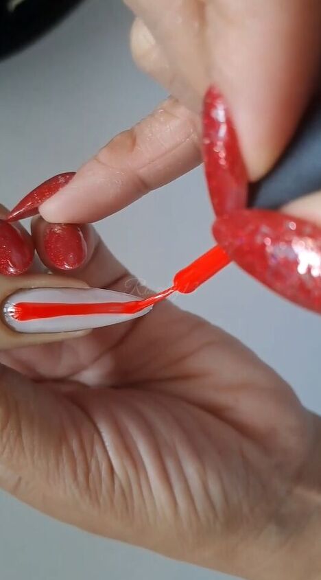 nail polish hacks, Adding stripes