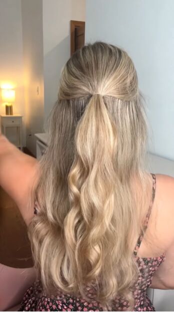 half up half down claw clip hairstyle, Tying half ponytail