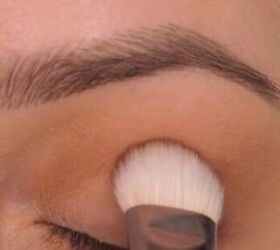 white concealer hack, Applying eyeshadow