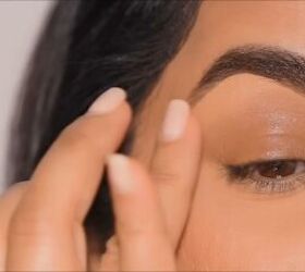 tiktok makeup trends, Applying concealer to eyelids