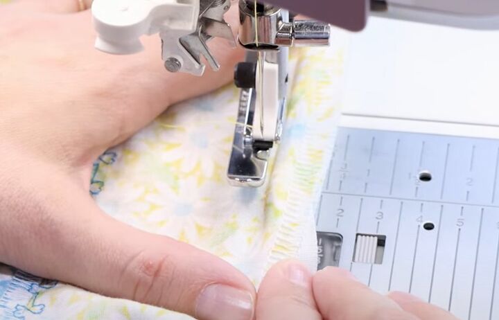 how to sew on an invisible zipper, Closing seam