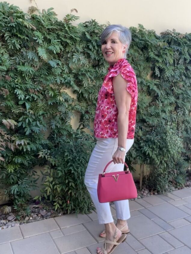 do you know about avara tops and accessories, Here I am wearing white denim straight leg jeans with the same ruffled top and pink bag but now I am wearing tan flat sandals This i a side view of the look