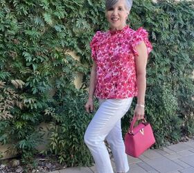 do you know about avara tops and accessories, Here I am wearing white denim straight leg jeans with the same ruffled top and pink bag but now I am wearing tan flat sandals This i a side view of the look I am standing in front of a wall of green vines in my California front yard
