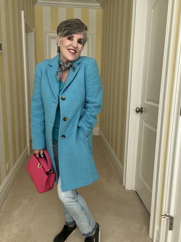 what to wear in chicago in spring, Here is a great outfit to wear on a cold Spring day in Chicago I paired a turquoise wool coat with a turquoise v neck cashmere sweater I wore jeans off black gym shoes and a turqoise foulard bandana at my neck My purse is a hot pink handbag from Avara
