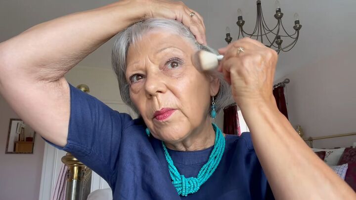how to contour your face older woman, Applying bronzer