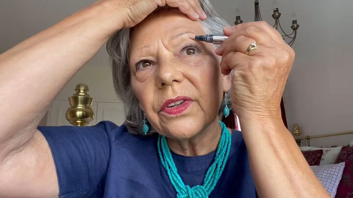 how to contour your face older woman, Applying highlighter