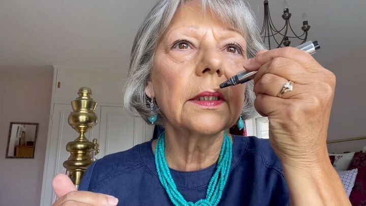how to contour your face older woman, Applying highlighter