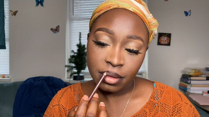 natural makeup look for dark skin, Lining lips