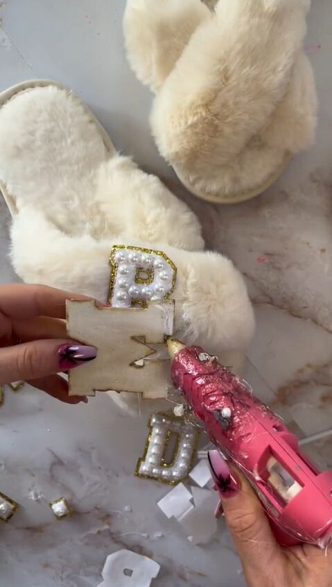 adorable personalized diy for the bride, Applying to slipper