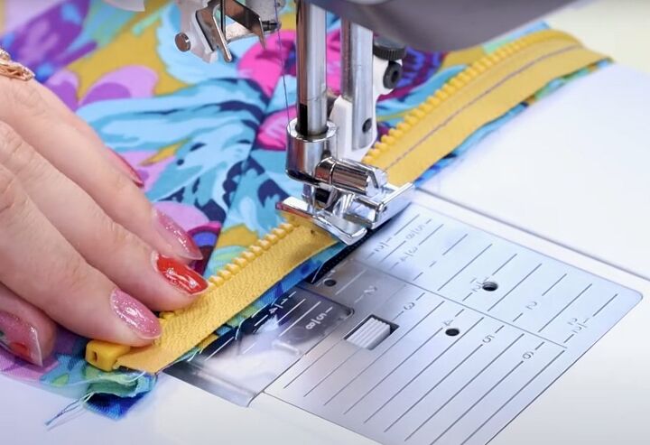 how to sew a crop top, Inserting zipper