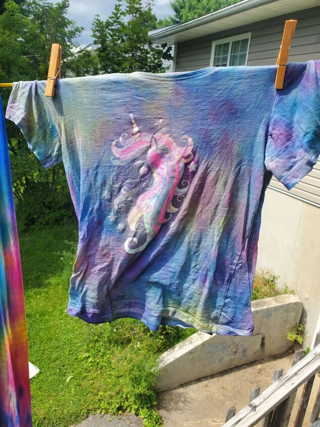 fabric spray dye project fun elise s sewing studio, The spray dye didn t dye the image screen printed on this shirt