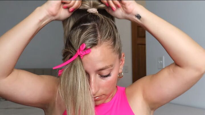 barbie ponytail, Tying hair