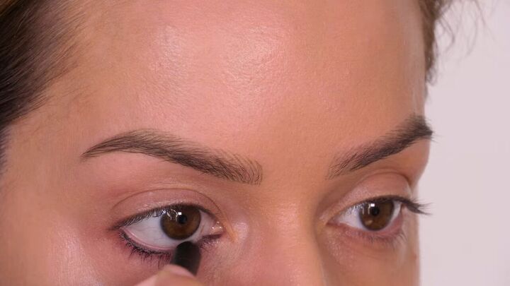 brown eye makeup, Applying eyeliner
