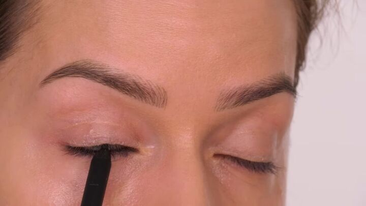 brown eye makeup, Applying eyeliner
