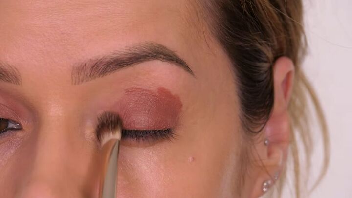 brown eye makeup, Applying eyeshadow