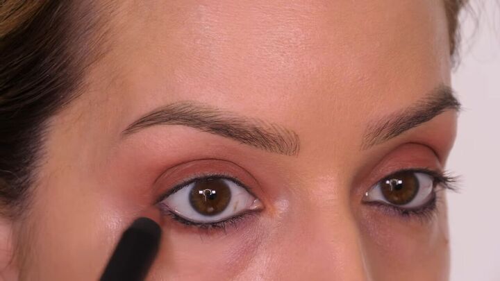 brown eye makeup, Applying eyeshadow