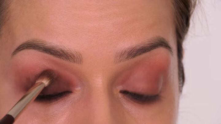 brown eye makeup, Applying eyeshadow