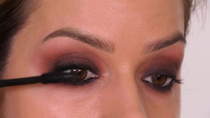 brown eye makeup, Applying mascara