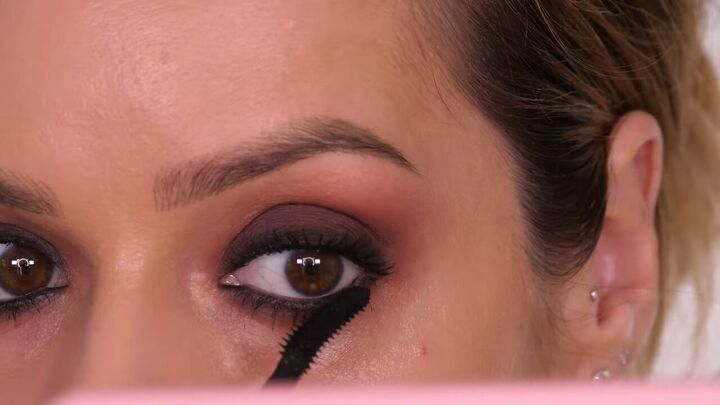 brown eye makeup, Applying mascara