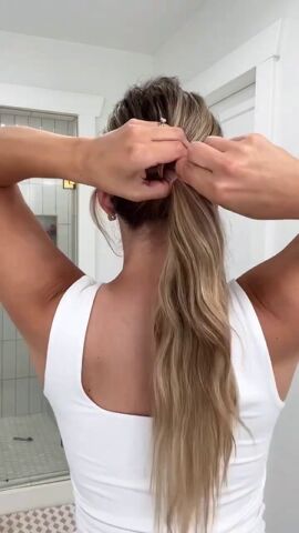 claw clip messy bun, Creating a ponytail