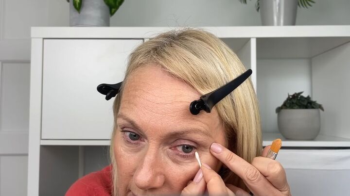 eyeliner hacks, Applying eye primer