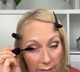 eyeliner hacks, Applying mascara