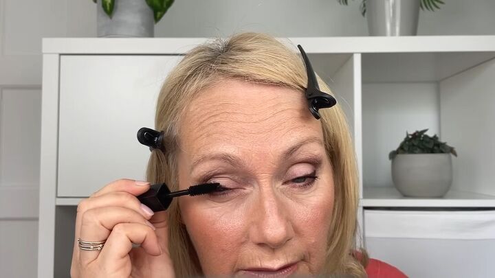 eyeliner hacks, Applying mascara
