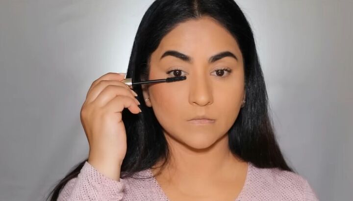 face lift makeup, Applying mascara