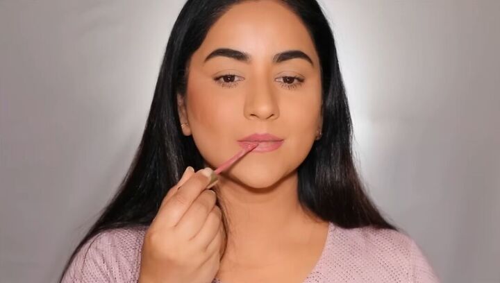 face lift makeup, Applying lipstick