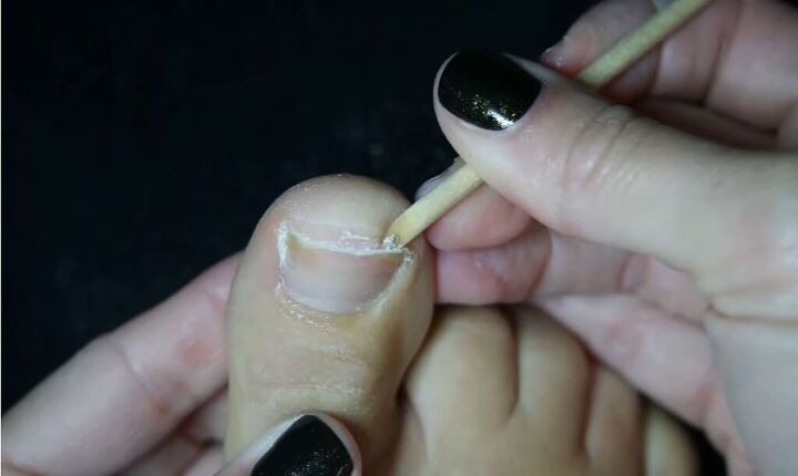 classy fall pedicure, Removing toenail debris
