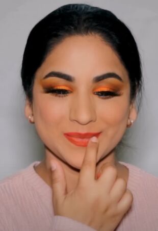 cute pumpkin halloween makeup, Applying lipstick