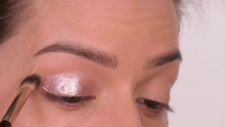 glitter rose gold eye makeup, Applying glitter eyeshadow