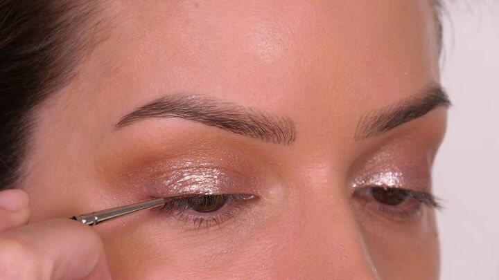 glitter rose gold eye makeup, Applying eyeliner