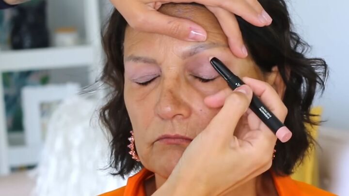 makeup tutorial for mature skin, Applying eye primer