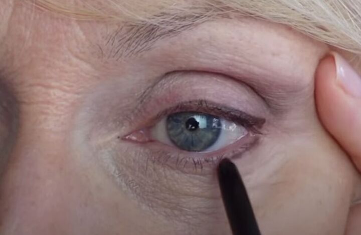 how to apply eyeliner over 50, Applying eyeliner