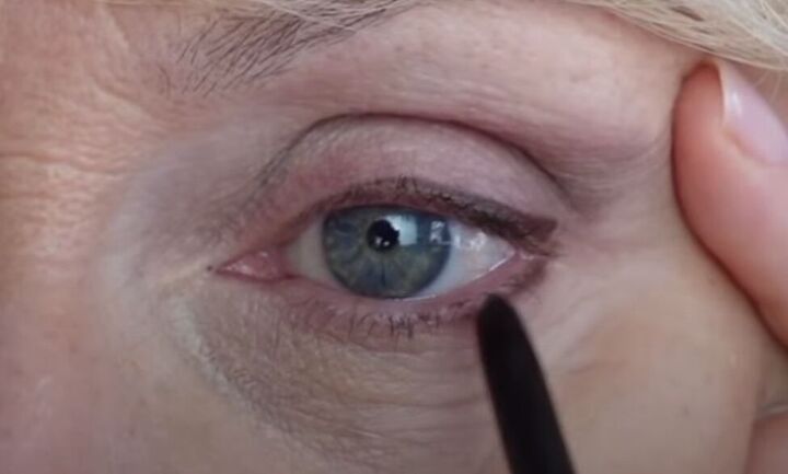 how to apply eyeliner over 50, Applying eyeliner