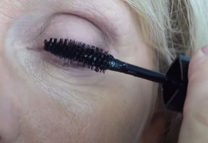 how to apply eyeliner over 50, Applying mascara