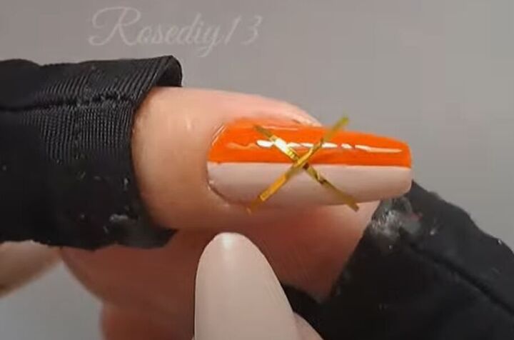 easy fall nail art ideas, Applying stripping tape