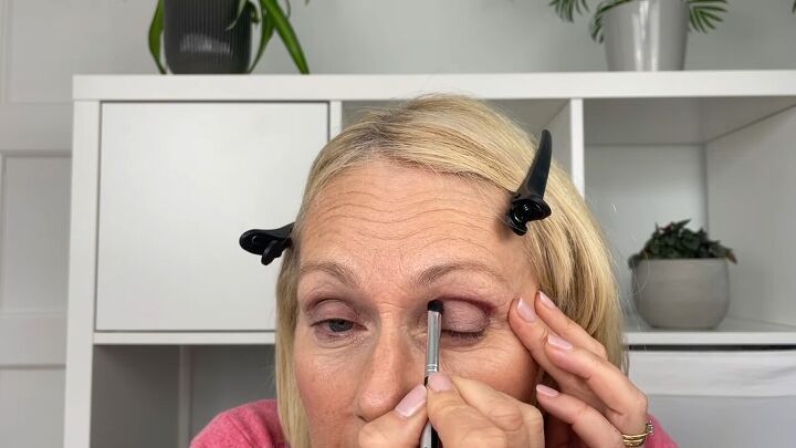 best eye makeup for older woman, Applying eyeshadow