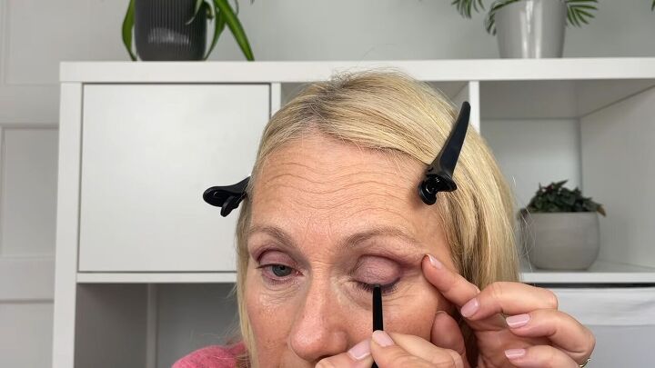 best eye makeup for older woman, Applying eyeliner