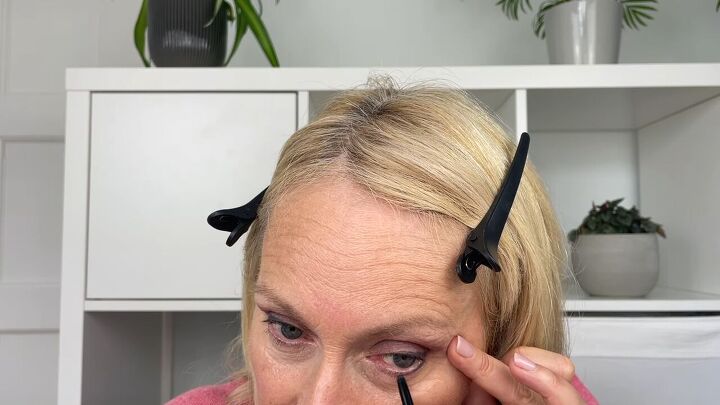 best eye makeup for older woman, Applying eyeliner