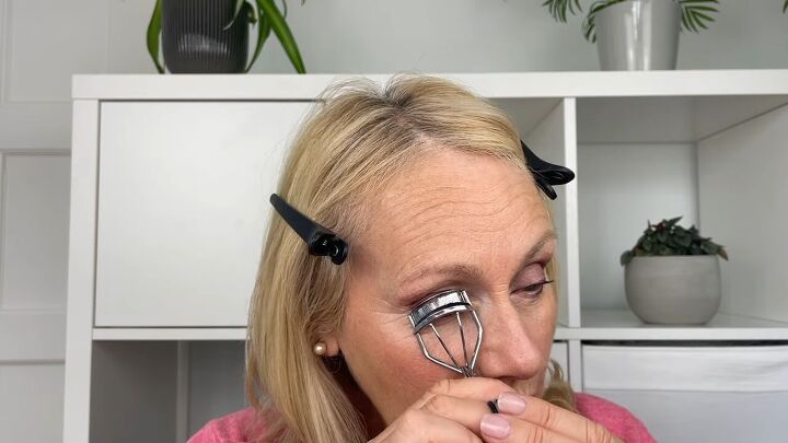best eye makeup for older woman, Curling lashes