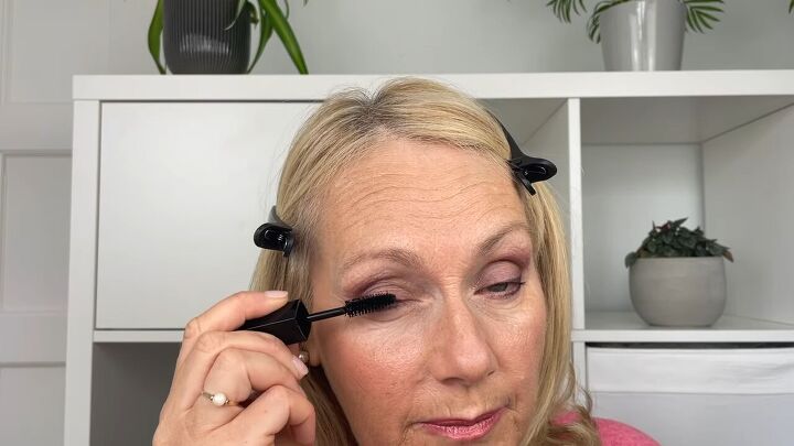 best eye makeup for older woman, Applying mascara