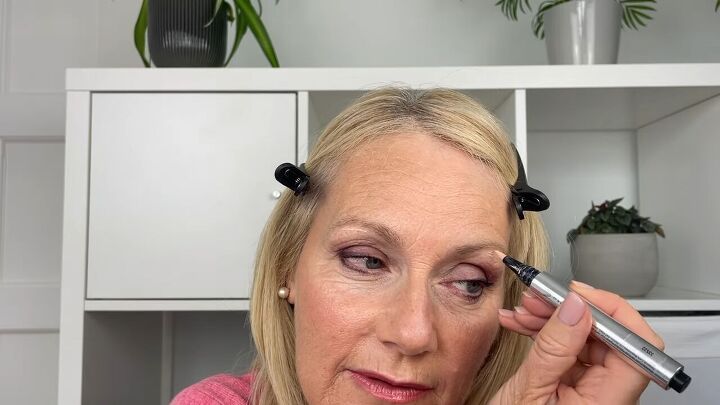 best eye makeup for older woman, Applying concealer