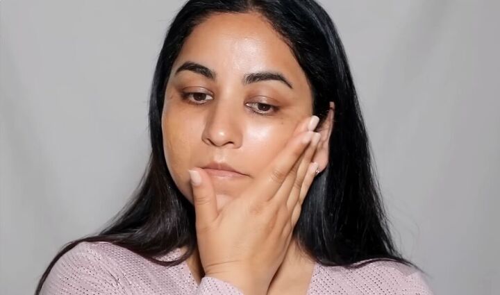 alia bhatt makeup, Applying moisturizer with highlighter
