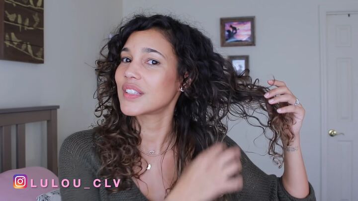 how to add volume to curly hair, Scrunching hair