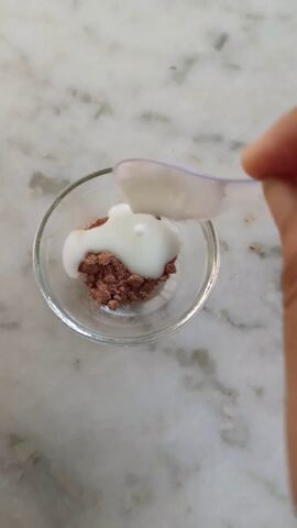 2 ingredient face mask for glowing skin, Adding curd